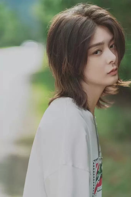 傅菁户外清新写真，短发短裤中性造型超率性