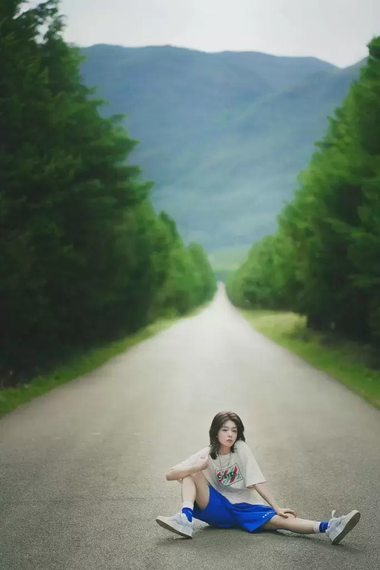 傅菁户外清新写真，短发短裤中性造型超率性
