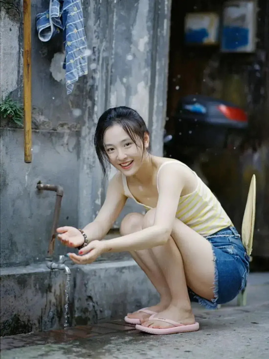 吴倩：少女感爆棚的夏日小巷写真