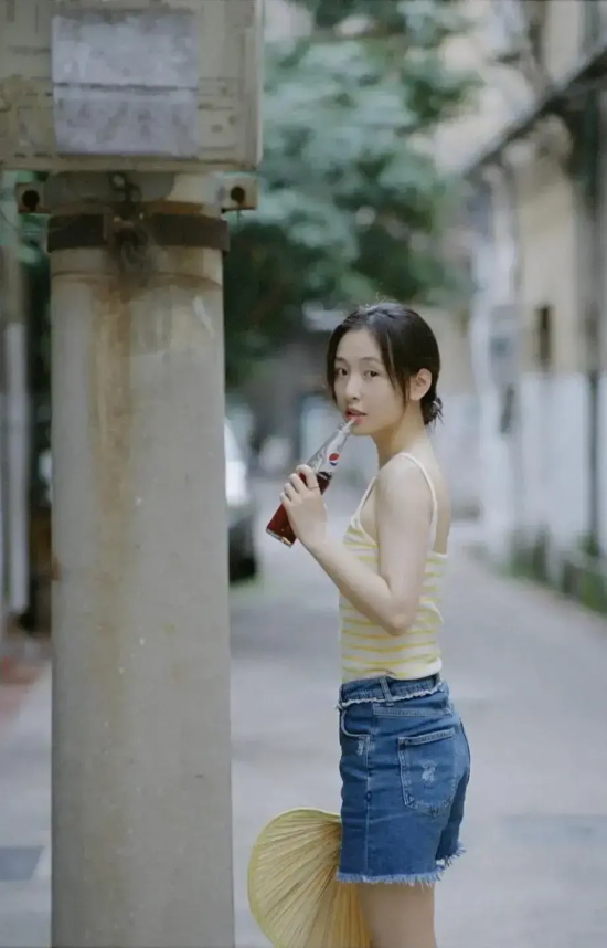 吴倩：少女感爆棚的夏日小巷写真