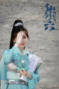 ​虞书欣《仙剑六》最新路透照，一身蓝衣仙气飘飘