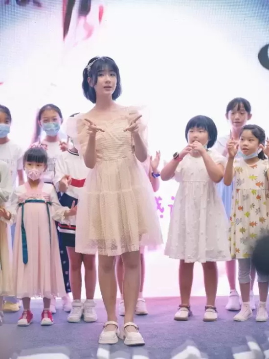歌词小兔子乖乖拔萝卜是什么歌？作者坦言歌为女儿而写
