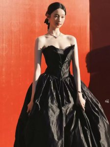 ​张艺凡黑色抹胸礼服气质写真，一改以往甜妹风格