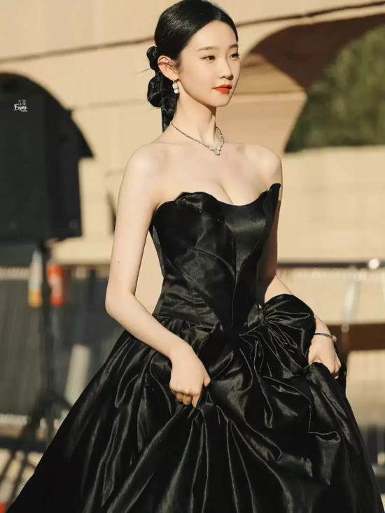 张艺凡黑色抹胸礼服气质写真，一改以往甜妹风格