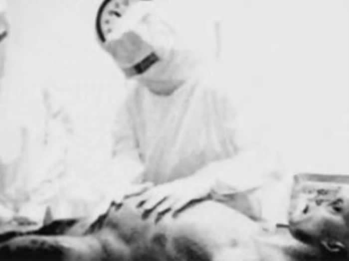 影片《解剖外星人》（Alien Autopsy）只是个笑话 制片人Spyros Melaris承认造假