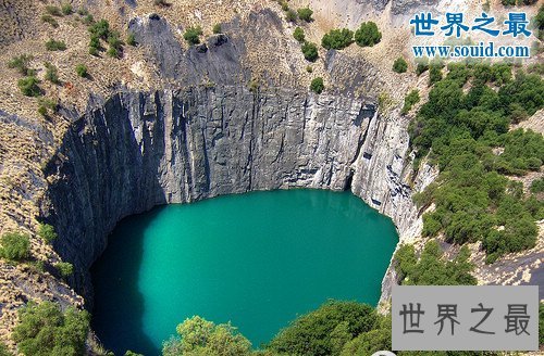 世界十大最恐怖最美的巨坑，天坑燃烧40年不灭
