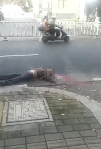 ​江西信丰一小车连撞多人，有孕妇受伤！目击者：撞人后没减速继续开