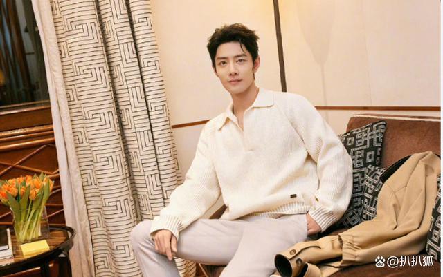 肖战晚宴的衣服穿到了机场 晚宴风、男大风随意切换！