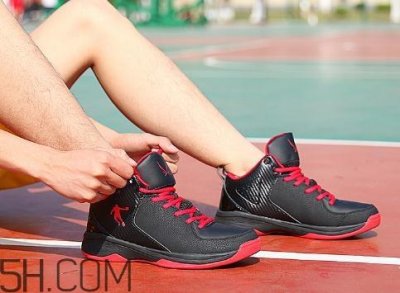 ​篮球鞋高帮好还是低帮好？篮球鞋高帮和低帮的区别