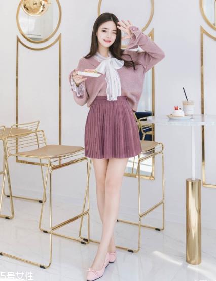 毛衣搭配短裙好看吗？立显俏皮少女范儿