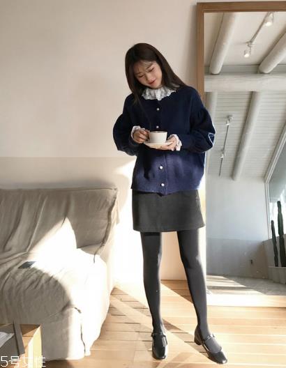 毛衣搭配短裙好看吗？立显俏皮少女范儿