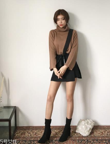 毛衣搭配短裙好看吗？立显俏皮少女范儿