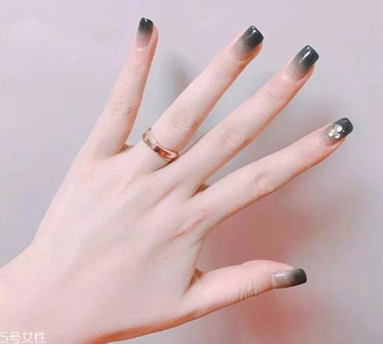 清新色块撞色美甲怎么做 低饱和度美甲图片