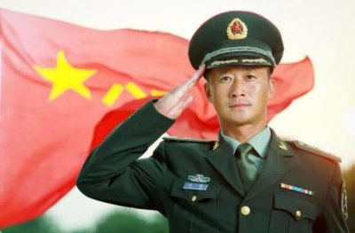 ​吴京为什么有少校军衔，吴京真的有军衔吗？