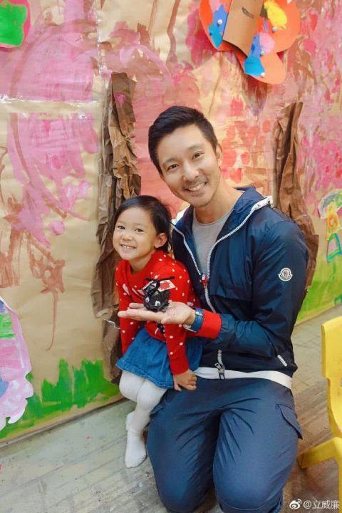 立威廉与妻子结婚之后育有一女，也经常在微博中晒女儿的照片，生活也算是幸福！