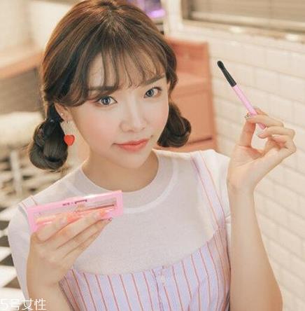 丸子头扎在什么位置好看 夏季丸子头的简单扎发步骤