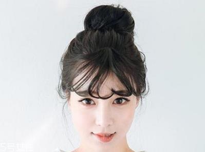 丸子头扎在什么位置好看 夏季丸子头的简单扎发步骤