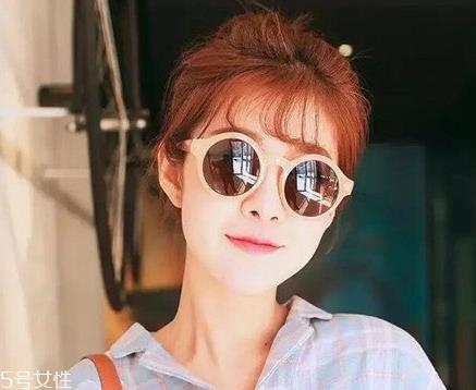 丸子头扎在什么位置好看 夏季丸子头的简单扎发步骤