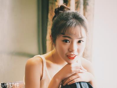 丸子头扎在什么位置好看 夏季丸子头的简单扎发步骤