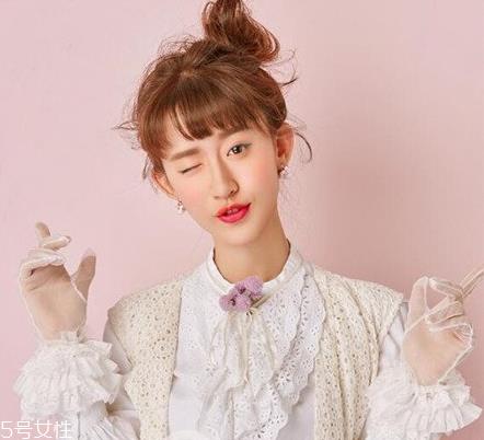 丸子头扎在什么位置好看 夏季丸子头的简单扎发步骤
