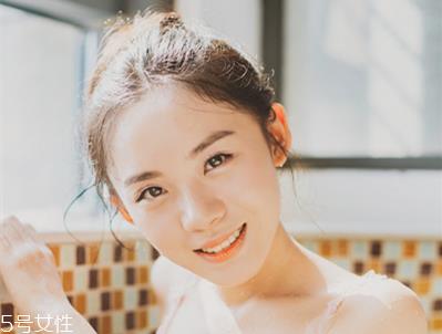 丸子头扎在什么位置好看 夏季丸子头的简单扎发步骤