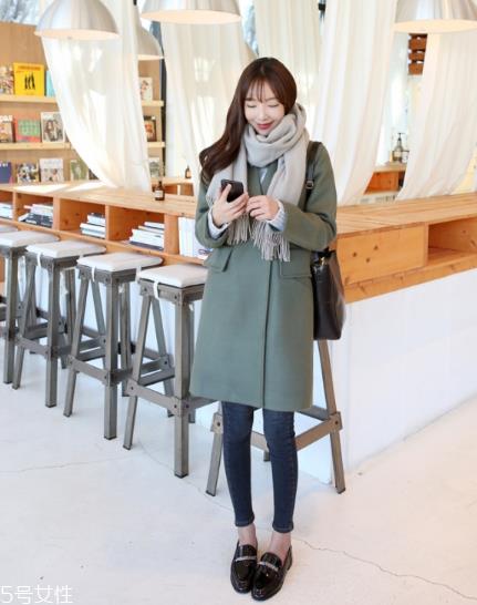 灰色围巾配什么颜色的衣服好看？来跟着街拍达人学学