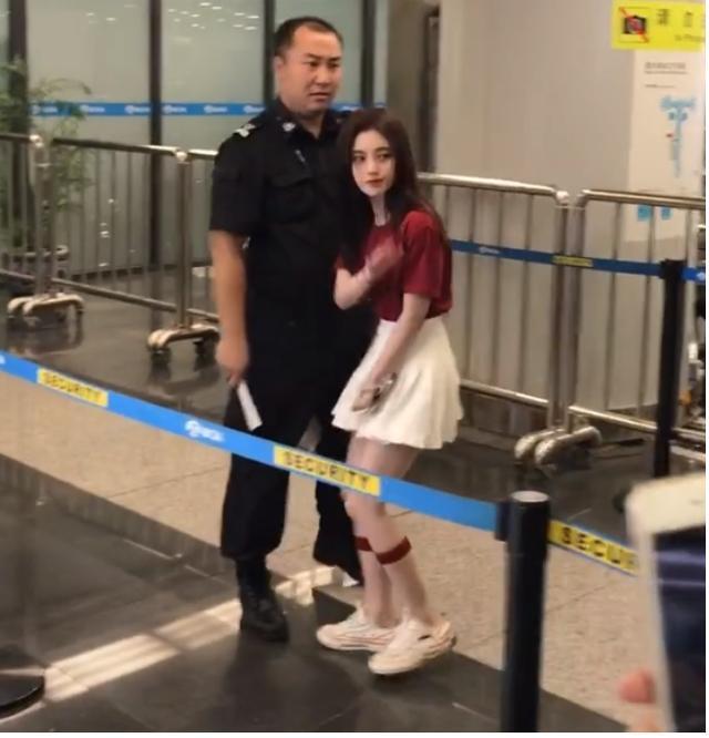 鞠婧祎真有159？无美颜的生图暴露真实身高，网友：笑笑不说话