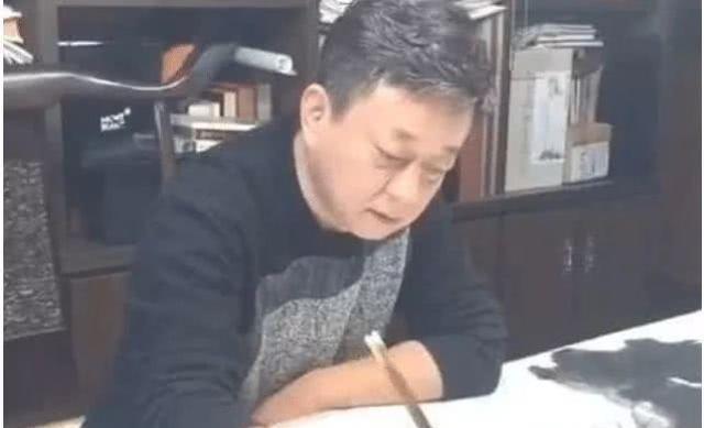 还记得主持一哥朱军吗 因“犯错误”离开央视, 今过得怎么样