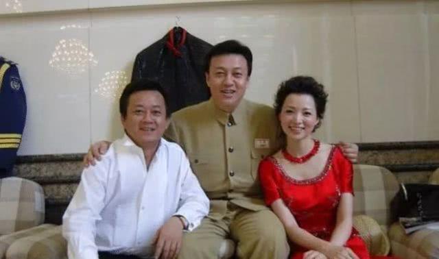 还记得主持一哥朱军吗 因“犯错误”离开央视, 今过得怎么样