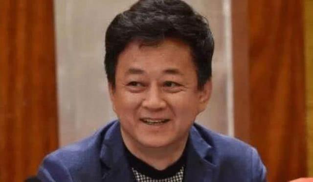 还记得主持一哥朱军吗 因“犯错误”离开央视, 今过得怎么样