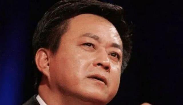 还记得主持一哥朱军吗 因“犯错误”离开央视, 今过得怎么样
