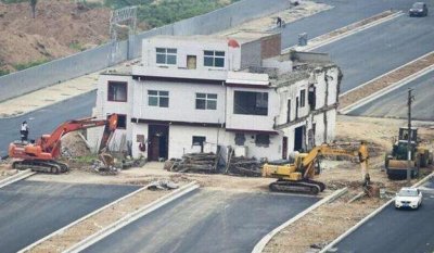 ​中国最牛钉子户，为获更高赔偿霸占主干道7年，最后输得一败涂地