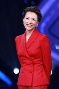 ​45岁董卿一家近照曝光，老公整整隐藏了6年，儿子长得浓眉大眼的