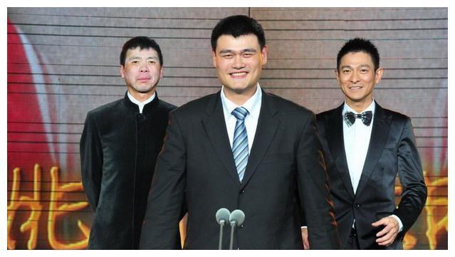 如何跟姚明同框身高不尴尬？王宝强最机智，刘谦巧变”魔术“