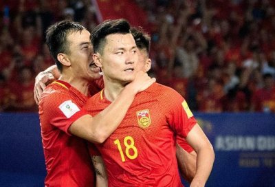 ​她是足坛最美女老板，大腿的队徽纹身很诱人，28岁却仍是单身！