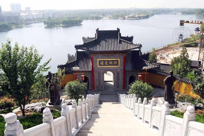 山东聊城人口最少的县，与济南隔河相望，是中国阿胶之乡