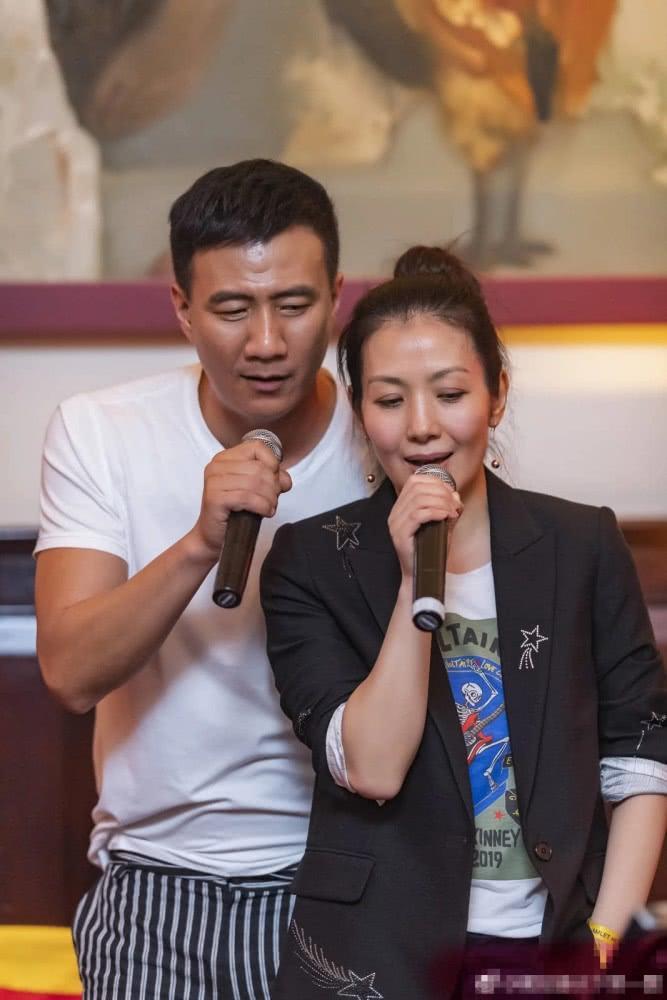 林青霞刘嘉玲关之琳同框助阵胡军庆功宴，这阵容是王炸了吧