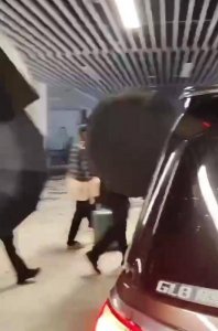 ​李赫宰李东海落地杭州 看保安打伞表情惊讶