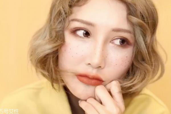  雀斑妆让你可以和别人一样美