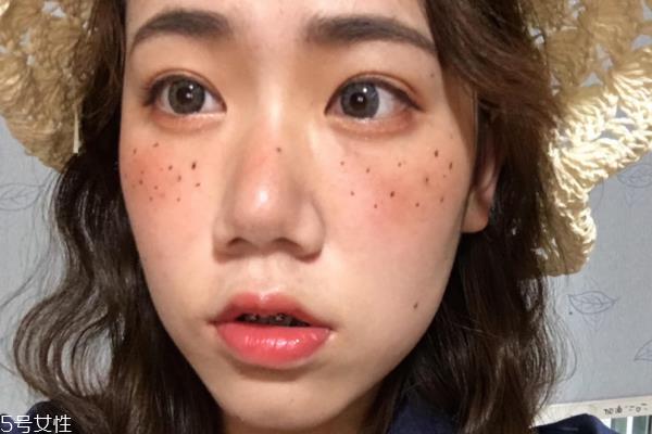  雀斑妆让你可以和别人一样美