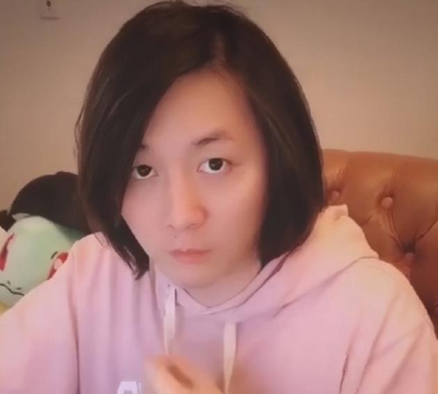 王者荣耀：张大仙被认为亏钱主播？签约费2亿的骚白跟比他如何？