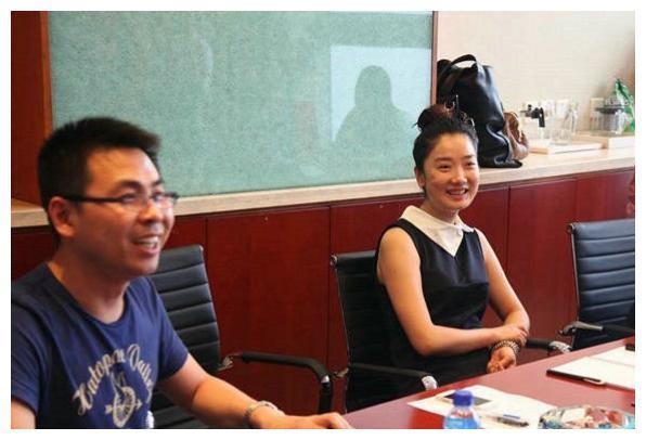 凤凰传奇主唱素颜照曝光：简直判若两人！
