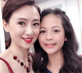 ​53岁翁虹晒全家福，老公似逆龄生长，14岁女儿做一桌菜为母庆生