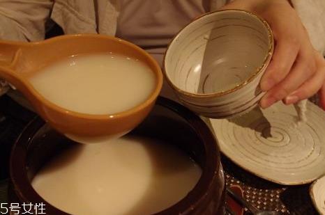 米酒适合哪些人群饮用 适合女士和老人饮用