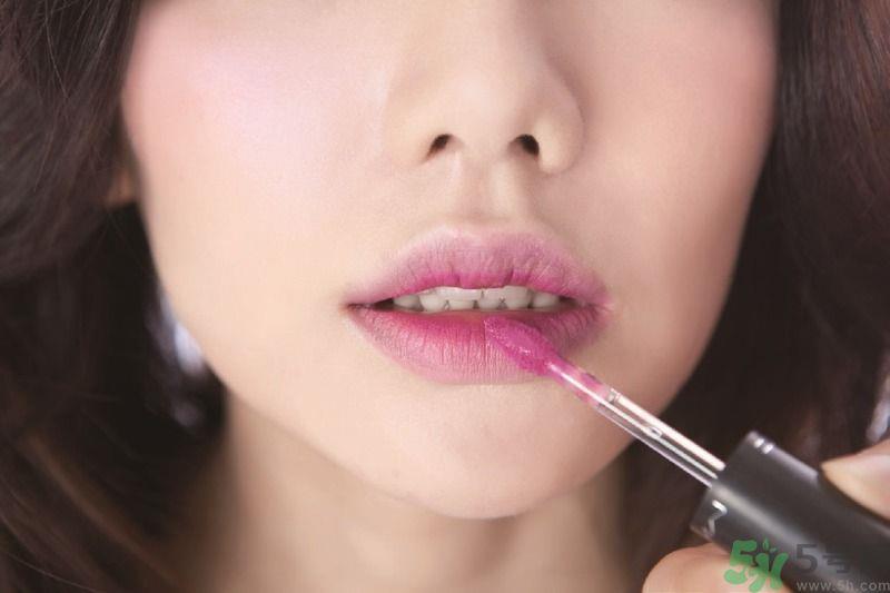 美妆部落客最爱 桃粉雾面渐层晕染唇