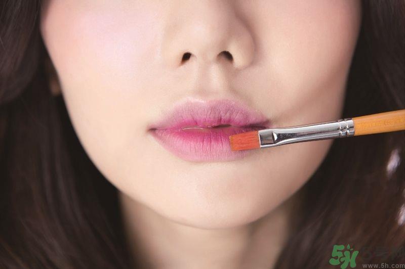 美妆部落客最爱 桃粉雾面渐层晕染唇