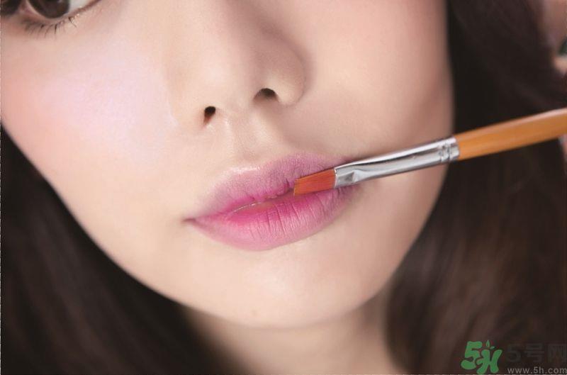 美妆部落客最爱 桃粉雾面渐层晕染唇