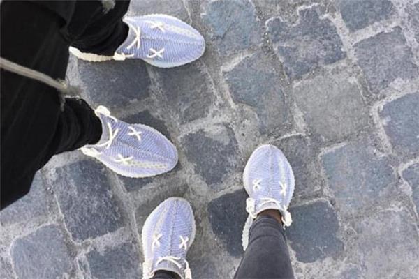 yeezy350 kaws鞋带怎么绑 椰子kaws鞋带绑法教程