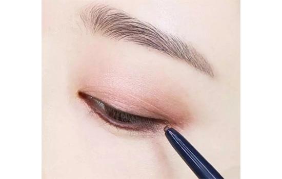 豆沙色眼妆怎么画？超受欢迎的空气眼妆画法