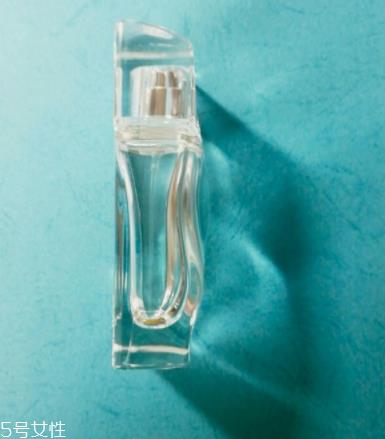 水生调闻起来像什么？让人想起大海的香水